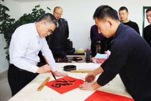 妙筆丹青描萬福，墨香四溢喜萬家             ——新能源公司開展“送萬福進萬家”活動
