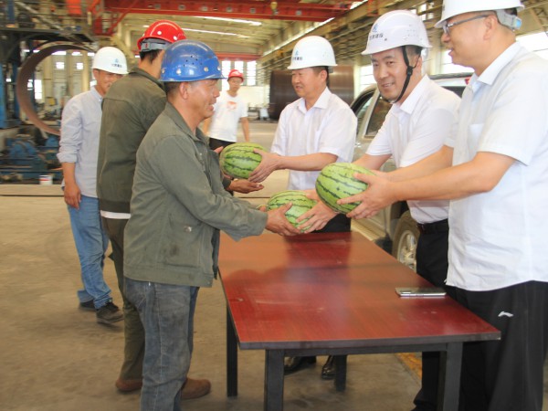 甘肅建投新能源公司 開展“關(guān)愛職工 夏送清涼”慰問活動(dòng) ——炎炎夏日戰(zhàn)酷暑  慰問一線潤(rùn)心田