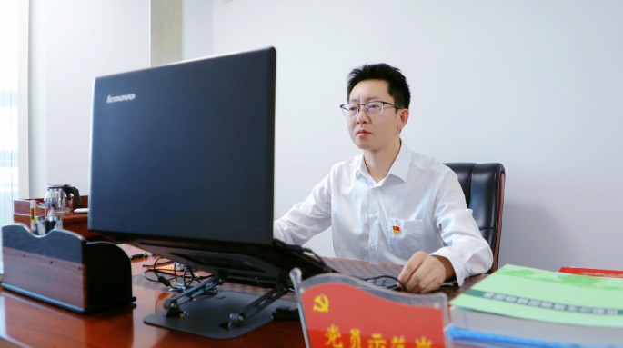 黨徽閃耀映初心 實干擔當譜華章 —— 記甘肅建投2024年度優(yōu)秀共產黨員戴敏